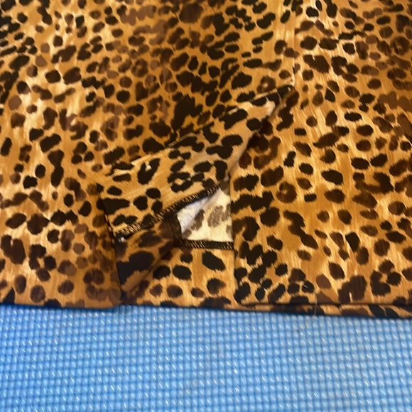 Adrienne Vittadini leopard print pencil skirt with back kick pleat. Size 6 - Picture 3 of 4